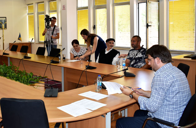 Potpisani ugovori o dodjeli sredstava za rješavanje stambenog pitanja osam porodica u MZ Rašljani, Islamovac i Maoča